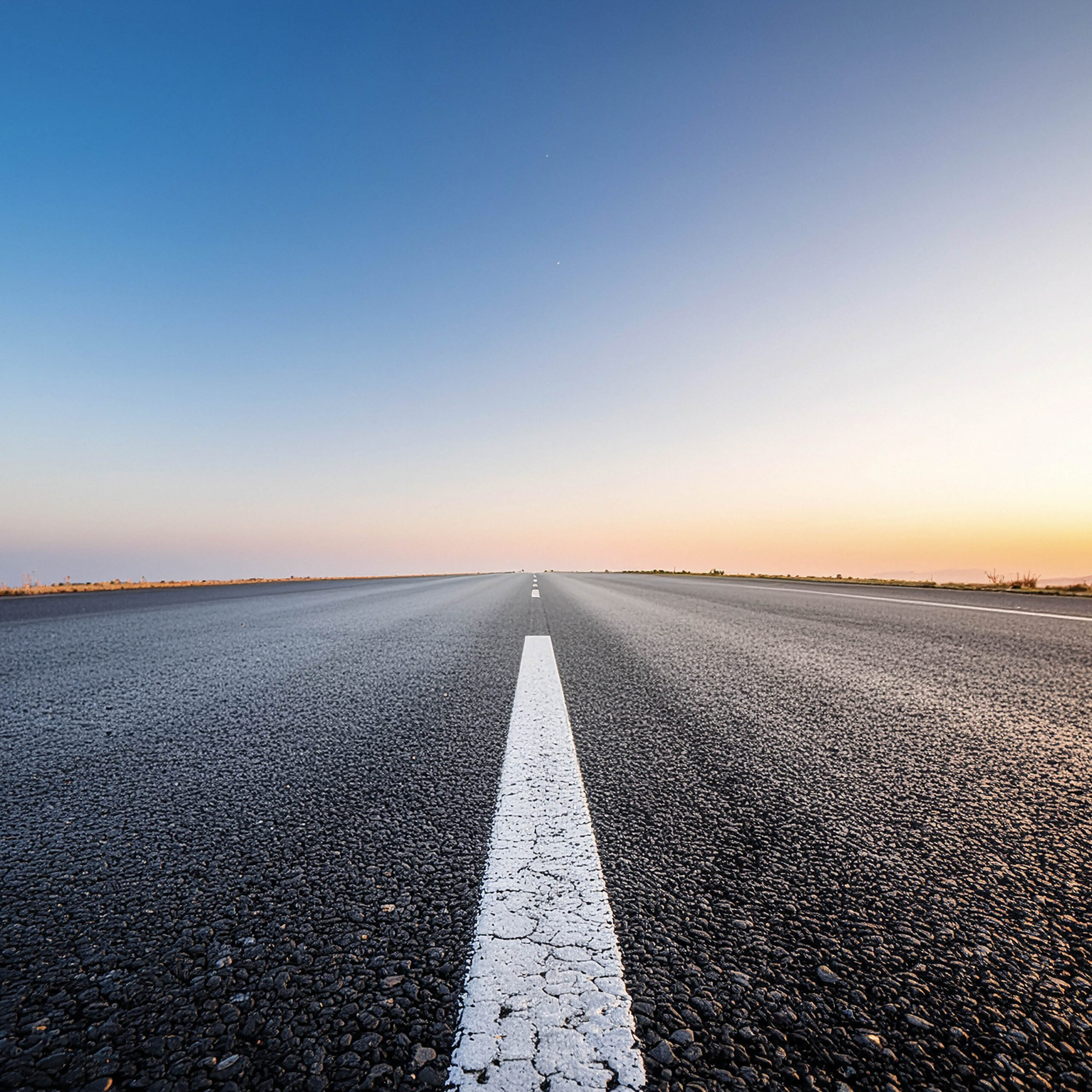 地平線へまっすぐ続く道路の遠近感ある風景